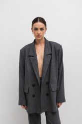 Wełniana marynarka z marszczeniem w kolorze GRAFIT nakrapiany -ROCHELLE. Białe marynarki i żakiety damskie Marsala, bez wzorów, z jeansu, eleganckie, bez kołnierzyka, bez ramiączek. Za 999.90 zł.