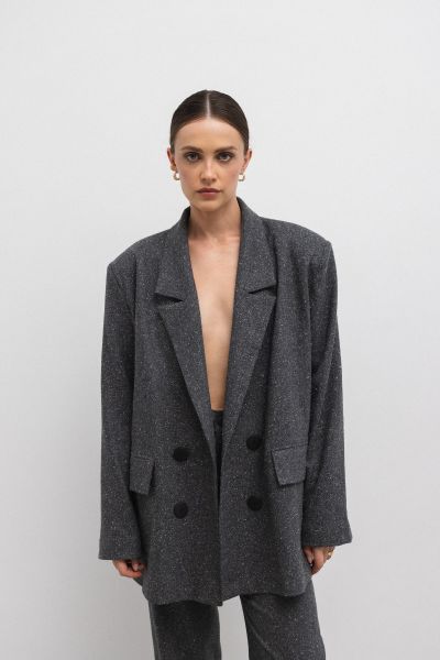 Wełniana marynarka z marszczeniem w kolorze GRAFIT nakrapiany -ROCHELLE. Białe marynarki i żakiety damskie Marsala, bez wzorów, z jeansu, eleganckie, bez kołnierzyka, bez ramiączek. Za 999.90 zł.