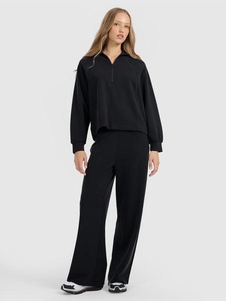 4F Spodnie dresowe z szerokimi nogawkami z modalem damskie - czarne L. Czarne spodnie dresowe damskie 4F, bez wzorów, z dresówki, z podwyższonym stanem. Za 189.99 zł.