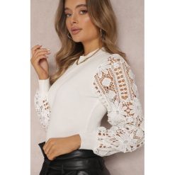 Biały Sweter z Bufiastym i Koronkowym Rękawem Haidione. Białe swetry nierozpinane damskie Renee, s, bez wzorów, z dzianiny, boho, bez kołnierzyka, bez ramiączek. Za 119.99 zł.