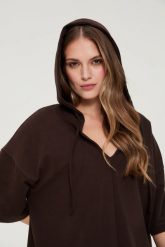 Bluza z kapturem i krótkimi rękawami brązowa. Brązowe bluzy damskie MOODO, l, bez wzorów, z bawełny, bez ramiączek, z kapturem. Za 99.99 zł.