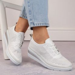 Skórzane półbuty damskie sportowe na koturnie ażurowe białe T.Sokolski W26-150. Białe półbuty damskie T.Sokolski, w ażurowe wzory, ze skóry, sportowe, bez obcasa, na koturnie, bez zapięcia. Za 319.99 zł.