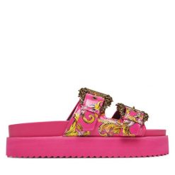 Klapki Versace Jeans Couture. Czerwone klapki damskie Versace Jeans Couture, bez wzorów, z jeansu, bez obcasa, bez zapięcia. Za 579.99 zł.
