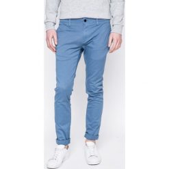 Tommy Jeans - Spodnie. Czerwone spodnie materiałowe męskie Tommy Jeans, bez wzorów, z bawełny. W wyprzedaży za 199.90 zł.