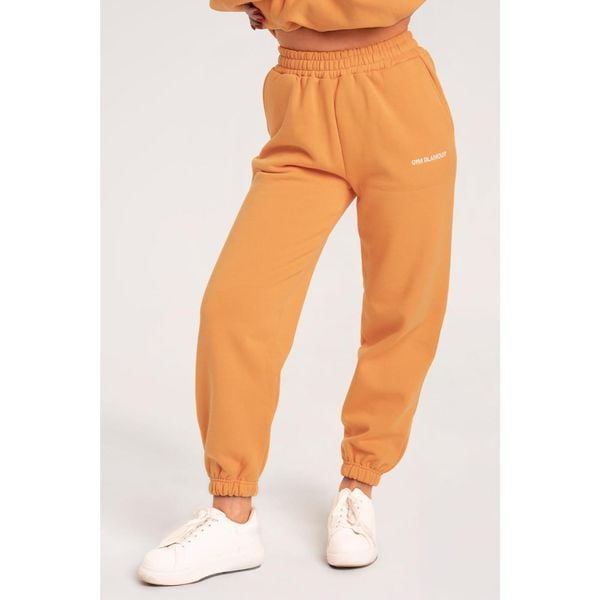 Spodnie fitness damskie Gym Glamour dresowe. Brązowe spodnie dresowe damskie GYM GLAMOUR, bez wzorów, z dresówki, glamour, na fitness i siłownię. Za 189.99 zł.