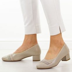 Złote czółenka damskie na obcasie Potocki 12792. Żółte czółenka damskie POTOCKI, na jesień, w ażurowe wzory, z materiału, biznesowe, z okrągłym noskiem, bez obcasa, na obcasie, bez zapięcia. Za 189.00 zł.