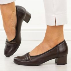 Czarne kawa skórzane Polskie czółenka damskie Suzana 4098. Czarne czółenka damskie Suzana, na lato, bez wzorów, ze skóry, eleganckie, z okrągłym noskiem, bez obcasa, na obcasie, bez zapięcia. W wyprzedaży za 377.52 zł.