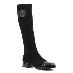 Czarne Kozaki Do Kolan Artiker Eleganckie Obuwie Damskie. Czarne kozaki damskie Artiker, z aplikacjami, z lakierowanej skóry, bez obcasa, na obcasie, bez zapięcia. Za 299.00 zł.