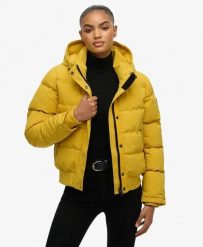 Superdry Kurtka Everest Bomber Slim z recyklingowanego poliestru. Żółte kurtki męskie Superdry, z aplikacjami, z materiału, z kapturem. Za 669.30 zł.
