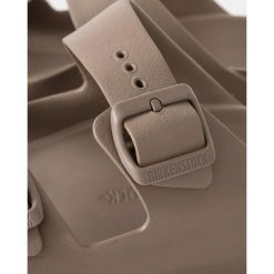 Sandały Birkenstock Arizona Eva Damskie. Brązowe sandały damskie Birkenstock, bez wzorów, z materiału, bez obcasa, bez zapięcia. Za 353.45 zł.