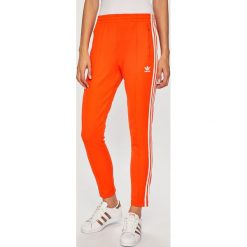 Adidas Originals - Spodnie. Brązowe spodnie materiałowe damskie adidas Originals, bez wzorów, z bawełny, casualowe. Za 199.90 zł.