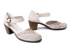 RIEKER 40902-60 beige, czółenka damskie. Brązowe czółenka damskie Rieker, na lato, w ażurowe wzory, z gumy, bez obcasa, na obcasie, bez zapięcia. Za 299.90 zł.