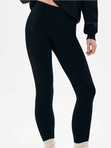 Prążkowane legginsy z gumką w pasie - czarny. Czarne legginsy damskie Sinsay, bez wzorów, prążkowane. Za 29.99 zł.