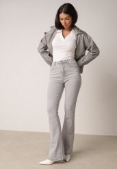 Szare Bawełniane Jeansy Dzwony z Wysokim Stanem Bwynvienne. Szare jeansy damskie Born2be, bez wzorów, z bawełny, biznesowe, z podwyższonym stanem. Za 119.99 zł.