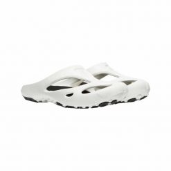 Klapki damskie KEEN SHANTI. Białe klapki damskie Keen, bez wzorów, sportowe, bez obcasa, bez zapięcia. Za 199.99 zł.