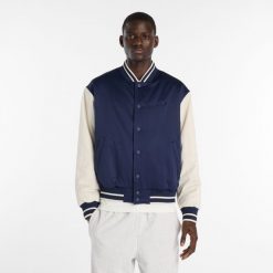 Kurtka męska New Balance MJ6102R7TNV – granatowa. Niebieskie kurtki męskie New Balance, m, z aplikacjami, z materiału, klasyczne, bez kaptura. Za 629.99 zł.