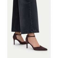 Szpilki DeeZee. Brązowe szpilki damskie DeeZee, bez wzorów, bez obcasa, na szpilce, bez zapięcia. Za 129.99 zł.