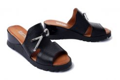 ARTIKER RELAKS 52C0514 czarny, klapki damskie. Czarne klapki damskie Artiker Relaks, na lato, bez wzorów, ze skóry, bez obcasa, na koturnie, bez zapięcia. Za 199.90 zł.