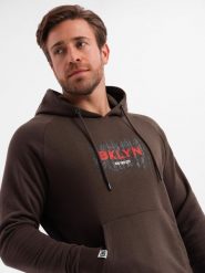 Męska bluza klasyczna kangurka z nadrukiem - ciemnobrązowa V2 - Rozmiar: L. Brązowe bluzy męskie Ombre Clothing, l, bez wzorów, z bawełny, klasyczne, bez ramiączek, z kapturem. W wyprzedaży za 59.99 zł.
