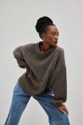 Sweter oversize z bufiastym rękawem w kolorze BROWN MELANGE - RIVERO-UNI. Brązowe swetry nierozpinane damskie Marsala, na zimę, bez wzorów, z poliamidu, wizytowe, bez kołnierzyka, bez ramiączek. Za 349.90 zł.