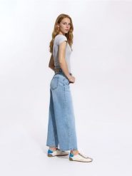 Jeansy wide leg z krótszą nogawką - niebieski. Niebieskie jeansy damskie Reserved, bez wzorów, z bawełny, krótkie. Za 129.99 zł.