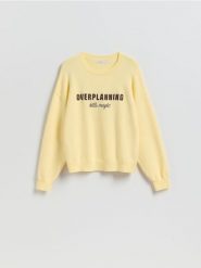 Sweter z haftowanym napisem - jasnożółty. Żółte swetry nierozpinane damskie Reserved, l, bez wzorów, z dzianiny, bez kołnierzyka, bez ramiączek. Za 129.99 zł.