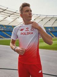 4F Koszulka reprezentacji Polski replika męska 4F x PZLA - czerwona L. Czerwone koszulki sportowe męskie 4F, l, bez wzorów, z dzianiny, bez ramiączek, do biegania. Za 229.99 zł.