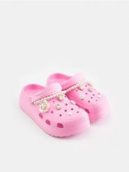 Klapki - różowy. Czerwone klapki damskie Sinsay, bez wzorów, z okrągłym noskiem, bez obcasa, bez zapięcia. Za 49.99 zł.