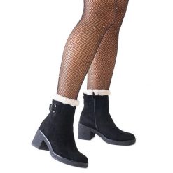 Czarne botki na słupku ozdobione futerkiem eko-zamsz Amtula. Czarne botki damskie na jesień, bez wzorów, z tworzywa sztucznego, eleganckie, bez obcasa, na słupku, bez zapięcia. Za 89.95 zł.