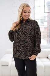 Elegancka czarna koszula Violet we wzór listków PLUS SIZE XXL. Czarne koszule damskie Nasi partnerzy, plus size, bez wzorów, z materiału, biznesowe, bez kołnierzyka, bez ramiączek. Za 199.90 zł.