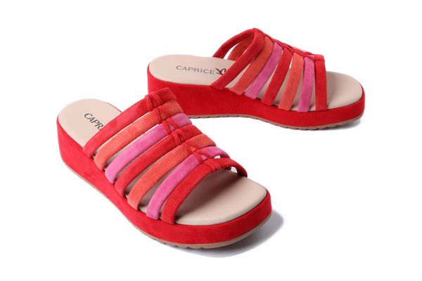 CAPRICE 9-27201-44 523 M2830444 red comb, klapki damskie. Czerwone klapki damskie Caprice, na lato, bez wzorów, bez obcasa, na koturnie, bez zapięcia. Za 319.90 zł.