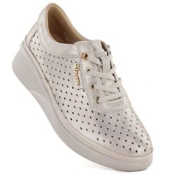 Skórzane półbuty damskie ażurowe na koturnie złote Vinceza 79603. Żółte półbuty damskie VINCEZA, w ażurowe wzory, ze skóry, bez obcasa, na koturnie, bez zapięcia. Za 179.99 zł.