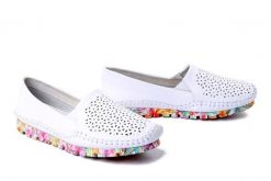 ARTIKER RELAKS 58C0581 biały, półbuty damskie. Białe półbuty damskie Artiker Relaks, na lato, w ażurowe wzory, ze skóry, bez obcasa, bez zapięcia. Za 148.67 zł.