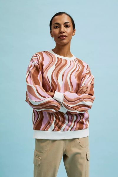 Bluza wkładana przez głowę z geometrycznym wzorem brązowa. Brązowe bluzy damskie MOODO, l, bez wzorów, bez ramiączek, bez kaptura. W wyprzedaży za 32.99 zł.