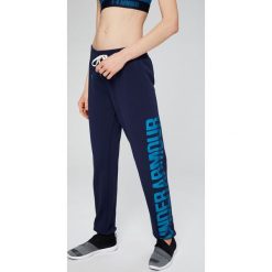 Under Armour - Spodnie. Niebieskie spodnie dresowe damskie Under Armour, bez wzorów, z bawełny. W wyprzedaży za 89.90 zł.