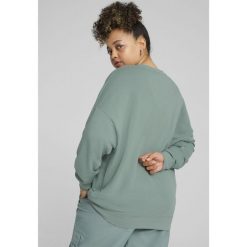 Damska luźna bluza z okrągłym dekoltem i małym logo No.1 ESS PUMA Green Moon. Zielone bluzy damskie Puma, s, bez wzorów, eleganckie, bez ramiączek, bez kaptura. W wyprzedaży za 144.00 zł.