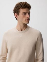 Strukturalny sweter z bawełną - kremowy. Białe swetry męskie Reserved, l, bez wzorów, z bawełny, bez kołnierzyka, bez ramiączek. Za 119.99 zł.