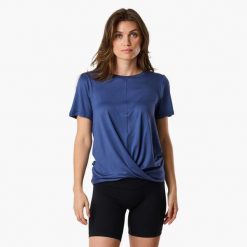 Koszulka treningowa damska Swedemount Core Wrap Soft Tee szybkoschnąca. Niebieskie bluzki damskie SWEDEMOUNT, bez wzorów, sportowe, bez kołnierzyka, bez ramiączek. Za 57.00 zł.