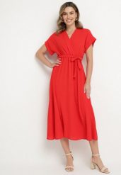 Czerwona Sukienka o Rozkloszowanym Kroju z Wiązanym Paskiem Sepelina. Czerwone sukienki damskie Born2be, na co dzień, na lato, s, bez wzorów, eleganckie, bez kołnierzyka, bez ramiączek, maxi, kopertowe. Za 64.99 zł.