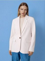 Klasyczna gładka jednorzędowa marynarka z domieszką wiskozy - kremowy. Białe marynarki i żakiety damskie Sinsay, bez wzorów, z wiskozy, klasyczne, bez kołnierzyka, bez ramiączek. Za 79.99 zł.