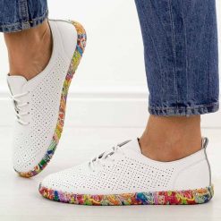 Białe skórzane półbuty damskie Sergio Leone Sp007. Białe półbuty damskie Sergio Leone, na jesień, bez wzorów, z jeansu, casualowe, z okrągłym noskiem, bez obcasa, na płaskiej podeszwie, bez zapięcia. Za 209.00 zł.