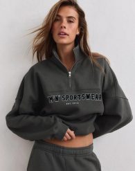 Damska bluza dresowa z półzamkiem, drapana, luźna Varsity ciemna zieleń. Zielone bluzy damskie Aim'n, s, bez wzorów, z bawełny, klasyczne, bez ramiączek, bez kaptura. Za 349.00 zł.
