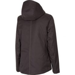 Kurtka narciarska damska KUDN005z - czarny. Czarne kurtki sportowe damskie 4F, na jesień, m, bez wzorów, z materiału, bez ramiączek, z kapturem, narciarskie. W wyprzedaży za 199.99 zł.
