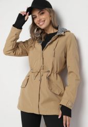 Ciemnobeżowa Kurtka Parka z Kapturem ze Sznurkiem w Pasie i Geometrycznym Wzorem Tarilisa. Brązowe kurtki damskie Born2be, l, bez wzorów, z jeansu, z kapturem. Za 169.99 zł.