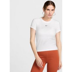 Koszulka treningowa damska Nike FV5508100. Białe koszulki sportowe damskie Nike, bez wzorów, z bawełny, bez ramiączek. Za 194.00 zł.