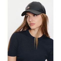 Czapka z daszkiem Guess. Czarne czapki damskie Guess, z aplikacjami. Za 149.99 zł.