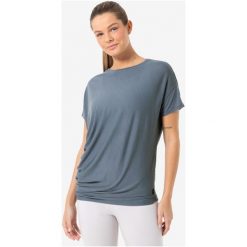 Koszulka z krótkim rękawkiem damska SUPER.NATURAL Yoga Losee Tee. Szare bluzki damskie super.natural, bez wzorów, sportowe, bez kołnierzyka, bez ramiączek. W wyprzedaży za 297.49 zł.