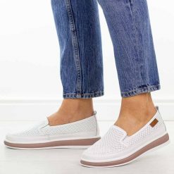 Białe ażurowe skórzane półbuty damskie Cambell 87322. Białe półbuty damskie Cambell, na jesień, w ażurowe wzory, z jeansu, casualowe, z okrągłym noskiem, bez obcasa, na płaskiej podeszwie, bez zapięcia. Za 219.00 zł.