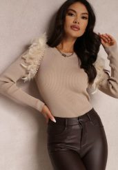 Beżowy Sweter z Piórami i Koralikami Kaese. Brązowe swetry nierozpinane damskie Renee, z aplikacjami, z dzianiny, casualowe, bez kołnierzyka, bez ramiączek. Za 109.99 zł.