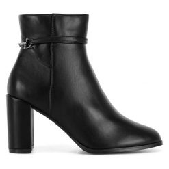 Botki Clara Barson. Czarne botki damskie Clara Barson, bez wzorów, bez obcasa, na słupku, bez zapięcia. Za 169.99 zł.